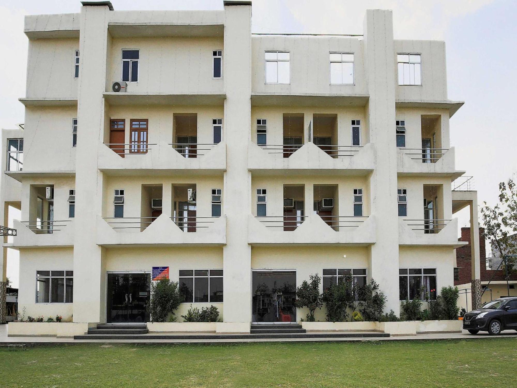 Oyo Flagship 37109 Mangalam Guest House Chinhat Exterior photo